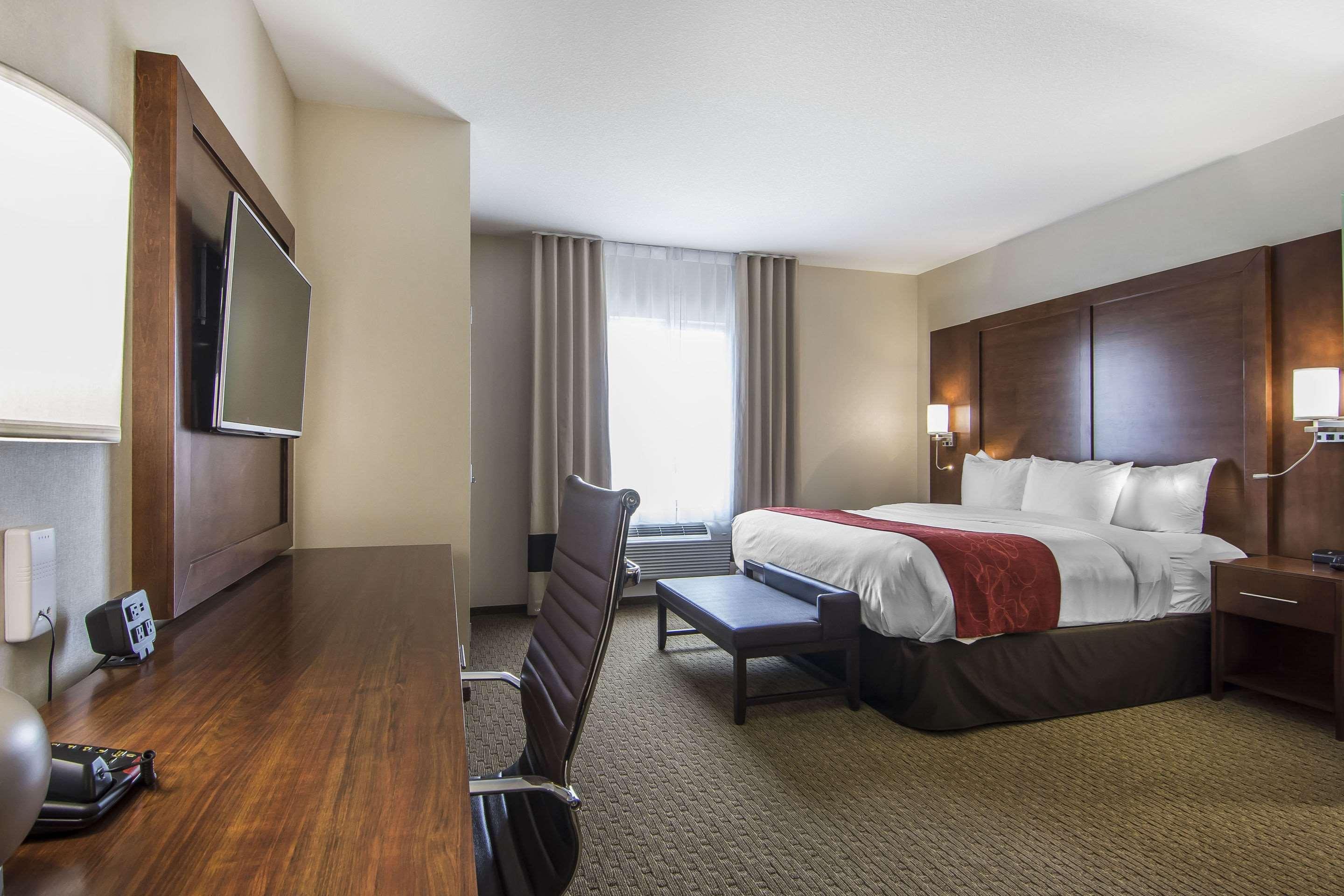 Comfort Suites Regina Exterior photo