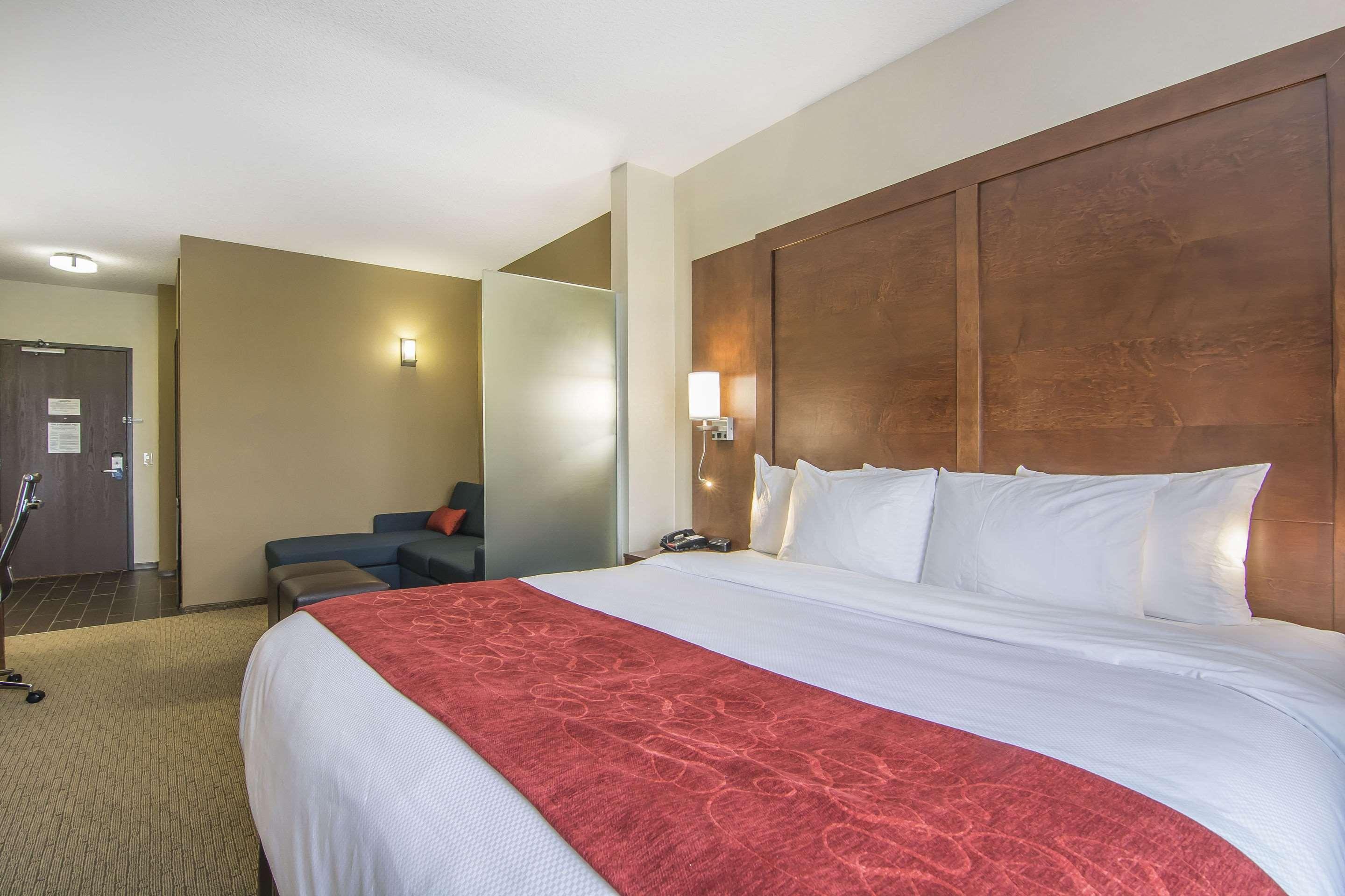 Comfort Suites Regina Exterior photo