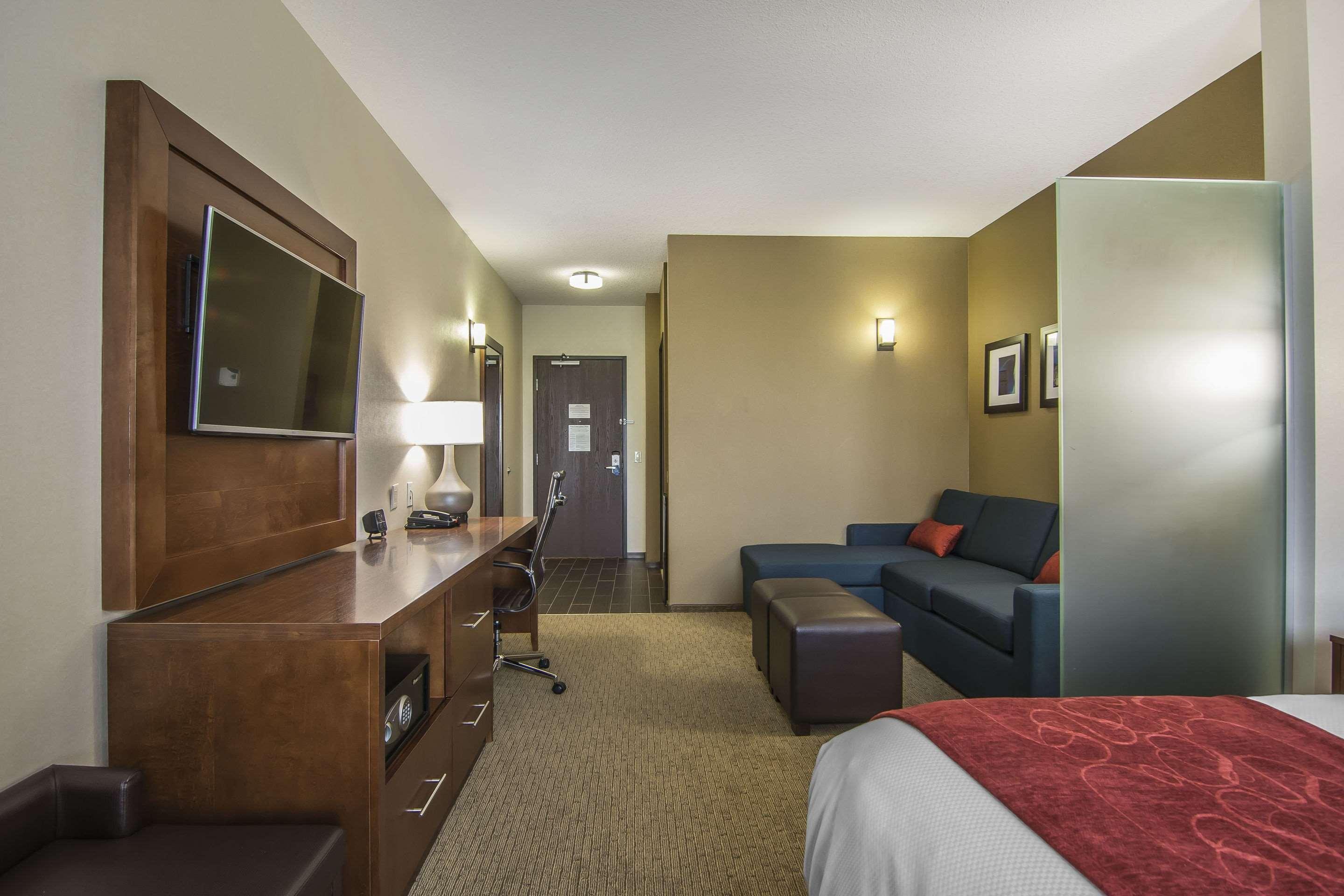 Comfort Suites Regina Exterior photo