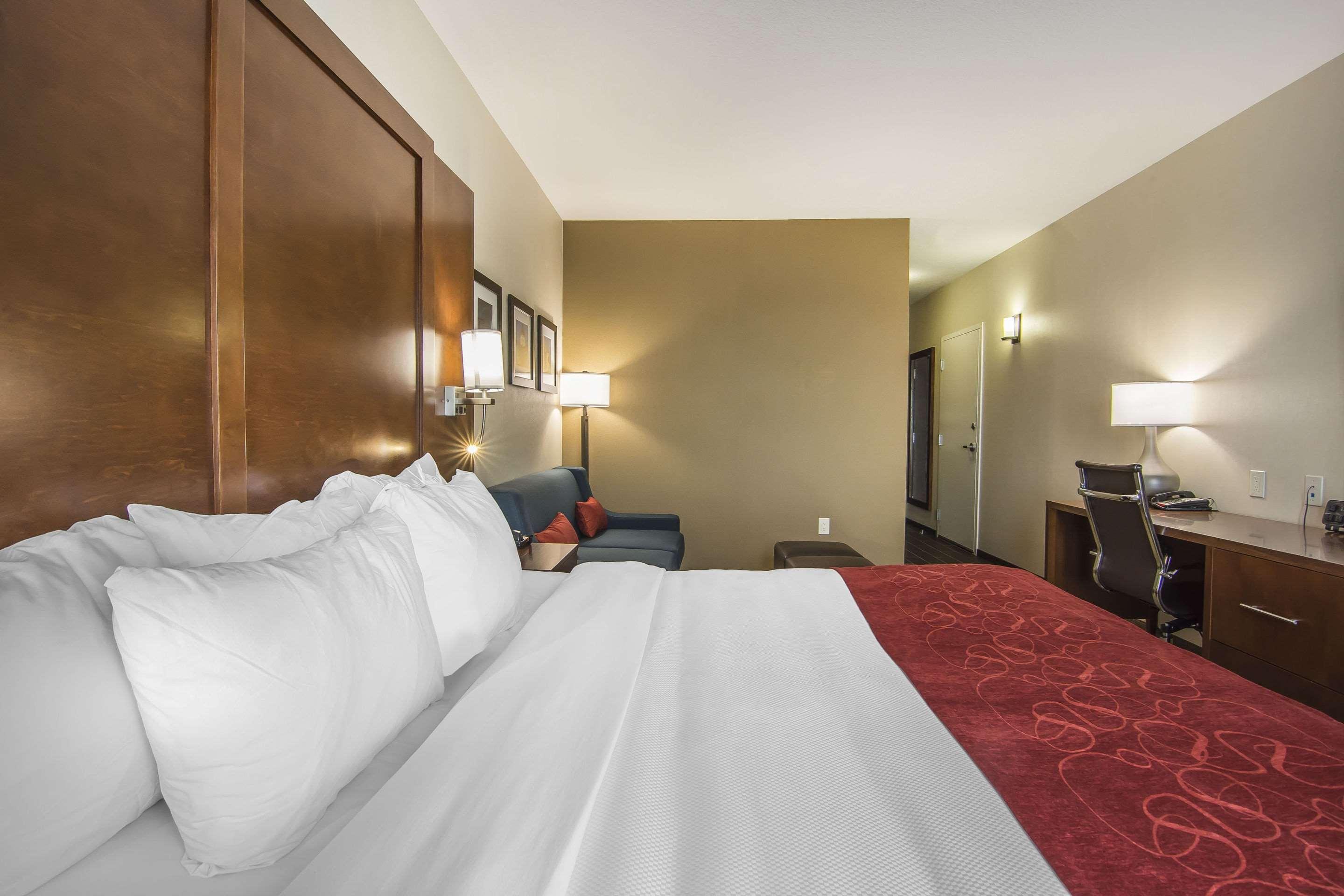 Comfort Suites Regina Exterior photo