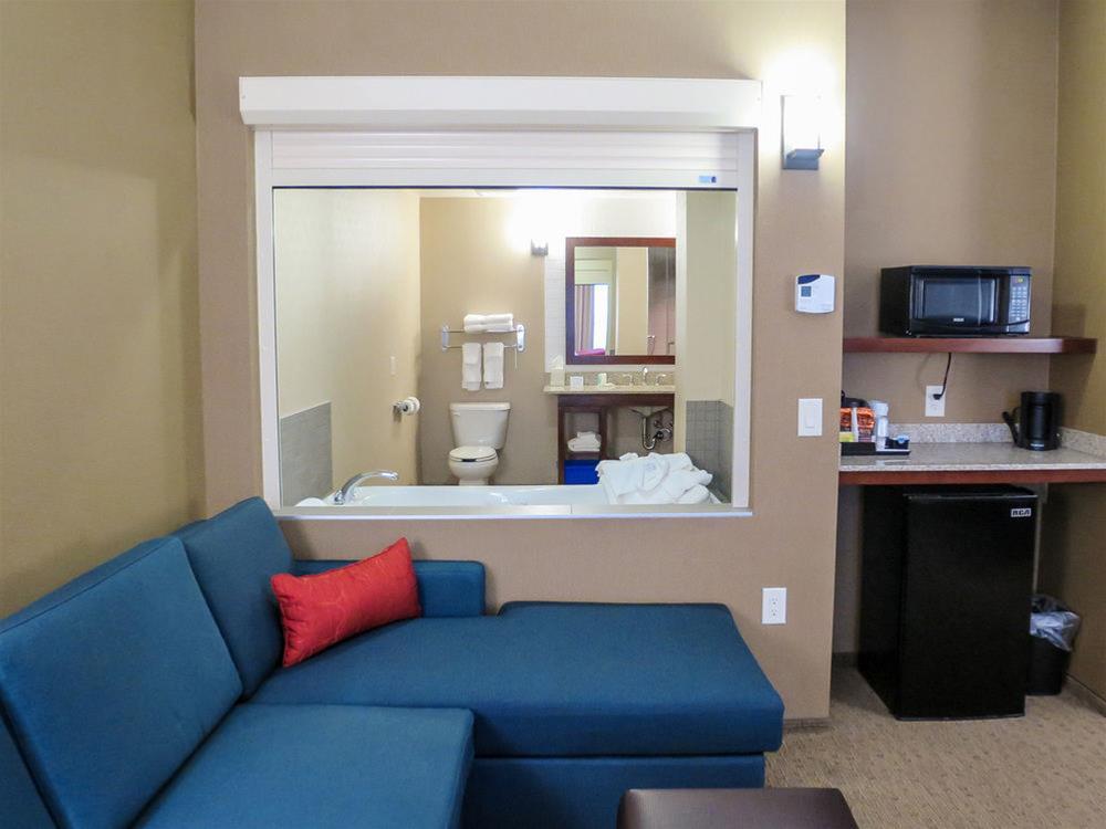 Comfort Suites Regina Exterior photo