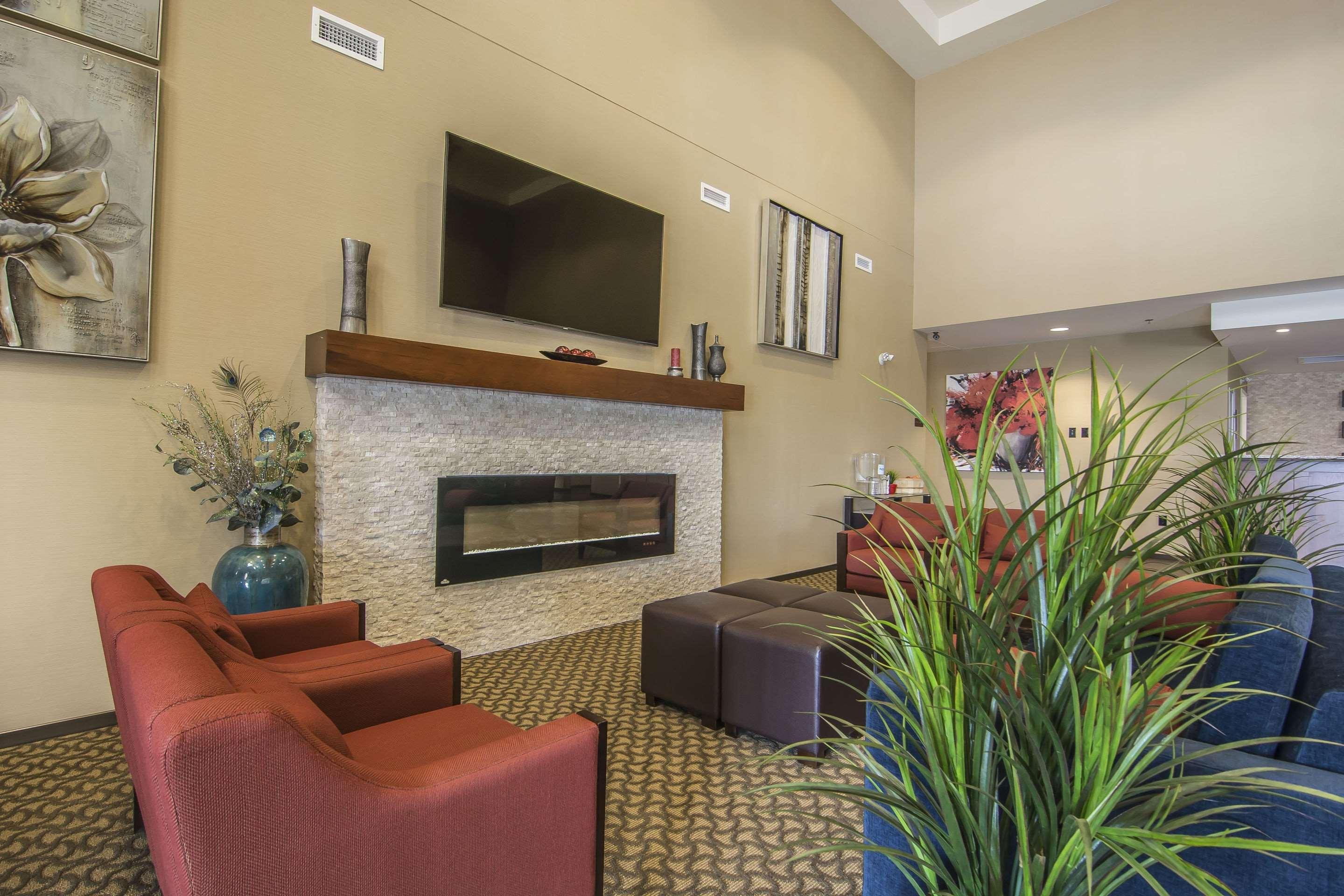 Comfort Suites Regina Exterior photo